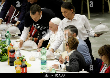 Vaticano, Roma, Italia. Papa Francesco offre a diverse centinaia di persone povere, senzatetto, immigrati, disoccupati un pranzo di domenica come egli celebra la Giornata Mondiale dei poveri nella Basilica di San Pietro. Credito: Giuseppe Ciccia/Alamy Live News Foto Stock