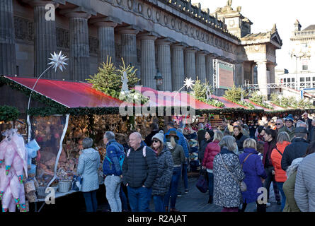 Edimburgo, Scozia. Regno Unito 18 nov. 2018. Il sole ha ottenuto la gente fuori per visitare il Princes Street Market in questa prima domenica. Il dono bancarelle erano abbastanza occupato con persone che acquistano e le bancarelle prodotti alimentari sono state facendo un ruggente scambi con i vari e insolito considera che essi avevano in offerta. Foto Stock