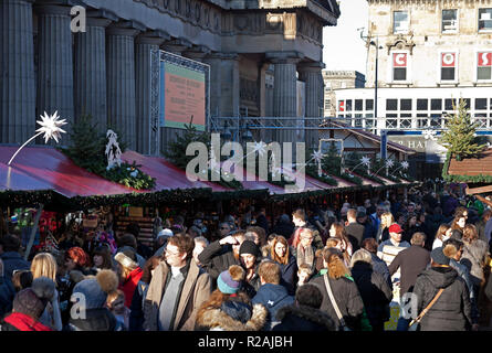 Edimburgo, Scozia. Regno Unito 18 nov. 2018. Il sole ha ottenuto la gente fuori per visitare il Princes Street Market in questa prima domenica. Il dono bancarelle erano abbastanza occupato con persone che acquistano e le bancarelle prodotti alimentari sono state facendo un ruggente scambi con i vari e insolito considera che essi avevano in offerta. Foto Stock