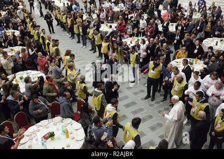 Vaticano, Roma, Italia. Papa Francesco offre a diverse centinaia di persone povere, senzatetto, immigrati, disoccupati un pranzo di domenica come egli celebra la Giornata Mondiale dei poveri nella Basilica di San Pietro. Credito: Giuseppe Ciccia/Alamy Live News Foto Stock