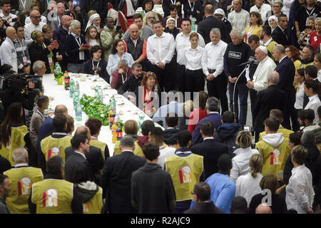 Vaticano, Roma, Italia. Papa Francesco offre a diverse centinaia di persone povere, senzatetto, immigrati, disoccupati un pranzo di domenica come egli celebra la Giornata Mondiale dei poveri nella Basilica di San Pietro. Credito: Giuseppe Ciccia/Alamy Live News Foto Stock