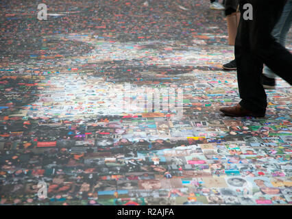 Birmingham, Regno Unito. Il 18 novembre 2018. Un mosaico gigante ritratto di suffragette Burkitt Hilda a Birmingham New Street Station. Il 20m (65ft) immagine viene fatta fino 3,724 selfies e altre foto di donne provenienti da tutto il Regno Unito. Il progetto, intitolato la faccia del Suffragio, è il frutto dell'artista Helen Marshall e segna i cento anni del primo donne inglesi hanno votato. Credito: Steven roe/Alamy Live News Foto Stock