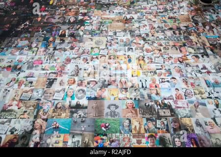 Birmingham, Regno Unito. Il 18 novembre 2018. Un mosaico gigante ritratto di suffragette Burkitt Hilda a Birmingham New Street Station. Il 20m (65ft) immagine viene fatta fino 3,724 selfies e altre foto di donne provenienti da tutto il Regno Unito. Il progetto, intitolato la faccia del Suffragio, è il frutto dell'artista Helen Marshall e segna i cento anni del primo donne inglesi hanno votato. Credito: Steven roe/Alamy Live News Foto Stock