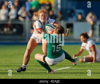 Energia Park, Dublin, Irlanda. Xviii Nov, 2018. Womens internazionale di rugby, Irlanda contro STATI UNITI D'AMERICA; Carly acque degli Stati Uniti è affrontato da Lauren Delany dell Irlanda Carte: Azione Plus sport/Alamy Live News Foto Stock