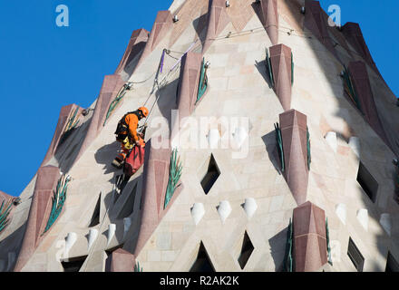 Barcellona, Spagna. Xx Dec, 2017. Un uomo seduto funziona su una delle torri della cattedrale Sagrada Familia, un cattolico romano basilica nel quartiere Eixample. Dal 1882 è stato costruito secondo i disegni dell'architetto catalano Antoni Gaudí. Credito: Frank Rumpenhorst/dpa/Frank Rumpenhorst/dpa/Alamy Live News Foto Stock