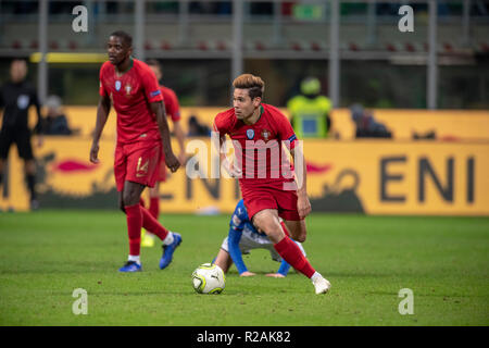 Milano, Italia. 17 novembre 2018. Raphael Adelino Jose Guerreiro (Portogallo) durante la UEFA Nazioni 2018-2019 League match tra Italia 0-0 Portogallo a Giuseppe Meazza il 17 novembre 2018 a Milano (Italia). Credito: Maurizio Borsari/AFLO/Alamy Live News Foto Stock