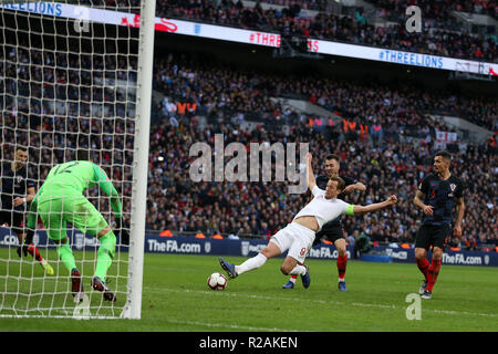 Londra, Regno Unito. Il 18 novembre 2018. Londra, Regno Unito. Il 18 novembre 2018. Londra, Regno Unito. Il 18 novembre 2018. Londra, Regno Unito. Il 18 novembre 2018.Londra, Regno Unito. Il 18 novembre 2018. Harry Kane di Inghilterra scorre al cliente il suo team 2a scopo di renderlo 2-1. UEFA lega delle nazioni A, gruppo 4 corrispondono, Inghilterra v Croazia allo Stadio di Wembley a Londra domenica 18 novembre 2018. Si prega di notare che le immagini sono per solo uso editoriale. pic da Andrew Orchard/Alamy Live news Credito: Andrew Orchard fotografia sportiva/Alamy Live News Credito: Andrew Orchard fotografia sportiva/Alamy Live News Foto Stock