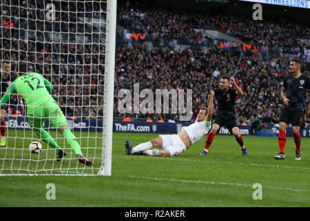 Londra, Regno Unito. Il 18 novembre 2018. Londra, Regno Unito. Il 18 novembre 2018. Londra, Regno Unito. Il 18 novembre 2018. Londra, Regno Unito. Il 18 novembre 2018.Londra, Regno Unito. Il 18 novembre 2018. Harry Kane di Inghilterra scorre al cliente il suo team 2a scopo di renderlo 2-1. UEFA lega delle nazioni A, gruppo 4 corrispondono, Inghilterra v Croazia allo Stadio di Wembley a Londra domenica 18 novembre 2018. Si prega di notare che le immagini sono per solo uso editoriale. pic da Andrew Orchard/Alamy Live news Credito: Andrew Orchard fotografia sportiva/Alamy Live News Credito: Andrew Orchard fotografia sportiva/Alamy Live News Foto Stock