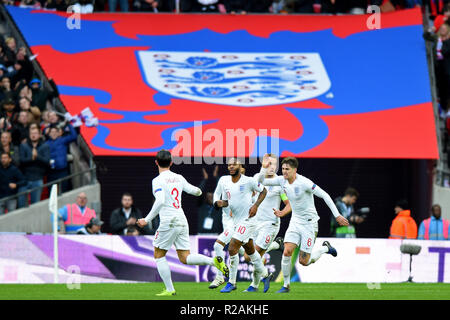 Londra, Regno Unito. Il 18 novembre 2018. In Inghilterra i giocatori celebrare Inghilterra centrocampista Jesse Lingard (14) Equalizzatore durante UEFA Nazioni League match tra Inghilterra e Croazia allo Stadio di Wembley, Londra domenica 18 novembre 2018. (©MI News & Sport Ltd | Alamy Live News) Foto Stock