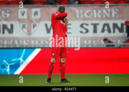 Zwolle, Paesi Bassi. Xviii Nov, 2018. Dutch Keuken Kampioen Divisie, FC Twente player Jari Oosterwijk deluso dopo la perde durante la partita FC Twente - andare avanti aquile. Credito: Pro scatti/Alamy Live News Foto Stock