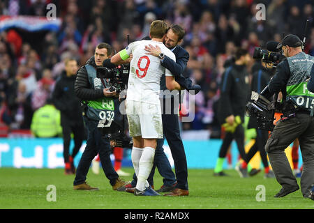 Londra, Regno Unito. Il 18 novembre 2018. Inghilterra Manager Gareth Southgate (destra) abbracci Inghilterra avanti Harry Kane (9) (sinistra) dopo aver vinto 2-1 durante la UEFA Nazioni League match tra Inghilterra e Croazia allo Stadio di Wembley, Londra domenica 18 novembre 2018. (©MI News & Sport Ltd | Alamy Live News) Foto Stock