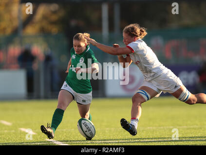 Energia Park, Dublin, Irlanda. Xviii Nov, 2018. Womens internazionale di rugby, Irlanda contro STATI UNITI D'AMERICA; Nicole Cronin (Irlanda) chip in avanti sotto pressione Credito: Azione Sport Plus/Alamy Live News Foto Stock