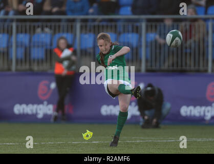 Energia Park, Dublin, Irlanda. Xviii Nov, 2018. Womens internazionale di rugby, Irlanda contro STATI UNITI D'AMERICA; Nicole Cronin (Irlanda) converte un provare a credito: Azione Sport Plus/Alamy Live News Foto Stock