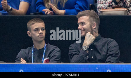Londra, Regno Unito. Il 18 novembre 2018. Londra, Regno Unito. Il 18 novembre 2018. David e Romeo Beckham durante il Nitto ATP Finals London 2018 all'O2, Londra, Inghilterra il 18 novembre 2018. Foto di Andy Rowland. Credito: Andrew Rowland/Alamy Live News Credito: Andrew Rowland/Alamy Live News Foto Stock