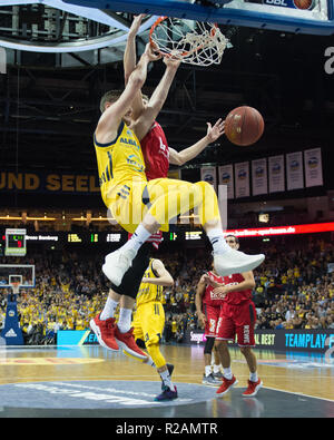 Berlino, Germania. Xviii Nov, 2018. 18.11.2018, Berlin: Basket, BBL Bundesliga, girone principale, ottava giornata: ALBA Berlino - Brose Bamberg nel Mercedes-Benz Arena. Albas Clint Chapman (l) mette la palla nel cesto contro Bamberg Patrick Heckmann. Credito: Annegret Hilse/dpa/Alamy Live News Foto Stock