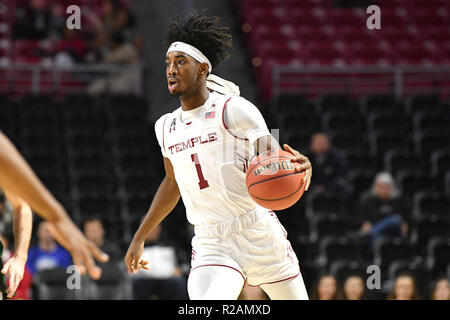 Philadelphia, Pennsylvania, USA. Xvi Nov, 2018. Tempio di gufi guard QUINTON ROSE (1) rigidi per il cestello durante il gioco del basket che viene riprodotto al Liacouras Center di Philadelphia. Tempio beat Loyola (MD) 81-67. Credito: Ken Inness/ZUMA filo/Alamy Live News Foto Stock