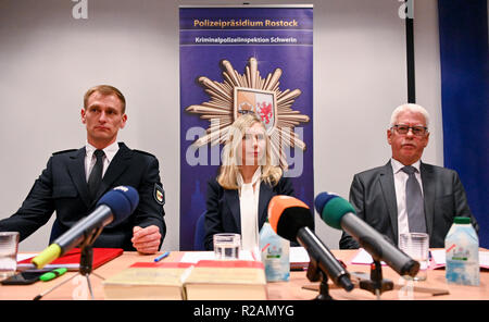 Wittenburg, Germania. Xviii Nov, 2018. Steffen Baudler (l-r), Chief Detective Officer, Claudia Lange, Procuratore e Detlef Schmidt, Chief Detective Officer di rispondere alle domande dei giornalisti durante una conferenza stampa presso la stazione di polizia. Un 85 anno vecchio è stato ucciso con un coltello nella sua casa di Wittenburg. Credito: Axel Heimken/dpa/Alamy Live News Foto Stock