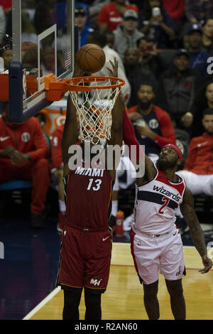 Washington, Distretto di Columbia, Stati Uniti d'America. Xviii oct, 2018. Miami Heat center Bam Adebayo (13) tenta un layup mentre difeso da Washington Wizards guard John parete (2) durante il gioco tra il Washington Wizards e Miami Heat al Capitol One Area su ottobre 18, 2018 a Washington, DC. Credito: Alex Edelman/ZUMA filo/Alamy Live News Foto Stock