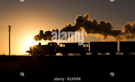 Leicestershire, Regno Unito. Il 18 novembre 2018. 0-6-0T Jinty locomotiva a vapore, n. 47406 traina un treno merci durante il tramonto sulla Grande Stazione Centrale, Quorn & Woodhouse, Loughborough, Leicestershire, Regno Unito. Il 18 novembre 2018. Fotografia di Richard Holmes. Credito: Richard Holmes/Alamy Live News Foto Stock