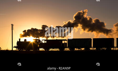 Leicestershire, Regno Unito. Il 18 novembre 2018. 0-6-0T Jinty locomotiva a vapore, n. 47406 traina un treno merci durante il tramonto sulla Grande Stazione Centrale, Quorn & Woodhouse, Loughborough, Leicestershire, Regno Unito. Il 18 novembre 2018. Fotografia di Richard Holmes. Credito: Richard Holmes/Alamy Live News Foto Stock