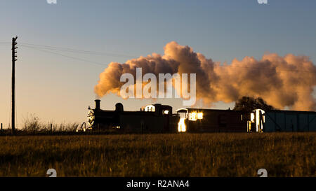 Leicestershire, Regno Unito. Il 18 novembre 2018. 0-6-0T Jinty locomotiva a vapore, n. 47406 traina un treno merci durante il tramonto sulla Grande Stazione Centrale, Quorn & Woodhouse, Loughborough, Leicestershire, Regno Unito. Il 18 novembre 2018. Fotografia di Richard Holmes. Credito: Richard Holmes/Alamy Live News Foto Stock