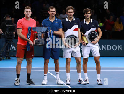 Londra, Regno Unito. Il 18 novembre 2018. Londra, Regno Unito. Il 18 novembre 2018. Londra REGNO UNITO. Il 18 novembre 2018. Nitto tennis ATP Finals; Mike Bryan (USA) e doppio jack partner calzino (USA) pongono con la Nitto ATP Finals raddoppia il trofeo dopo la sconfitta di Nicolas MAHUT (FRA) e Pierre-Hugues Herbert (FRA) che rappresentano con la loro seconda posizionare la piastra Credit: Azione Plus immagini di sport/Alamy Live News Credit: Azione Plus immagini di sport/Alamy Live News Credit: Azione Plus immagini di sport/Alamy Live News Credit: Azione Plus immagini di sport/Alamy Live News Credit: Azione Plus immagini di sport/Alamy Live News Foto Stock