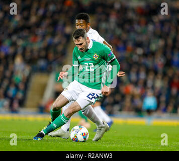 Windsor Park, Belfast, Irlanda del Nord. Xviii Nov, 2018. La UEFA Nazioni League Football, Irlanda del Nord contro Austria; Michael Smith (Irlanda del Nord) mantiene David Alaba (Austria) nella baia di credito: Azione Sport Plus/Alamy Live News Foto Stock