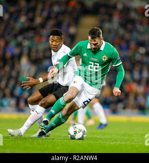 Windsor Park, Belfast, Irlanda del Nord. Xviii Nov, 2018. La UEFA Nazioni League Football, Irlanda del Nord contro Austria; Michael Smith (Irlanda del Nord) mantiene David Alaba (Austria) nella baia di credito: Azione Sport Plus/Alamy Live News Foto Stock