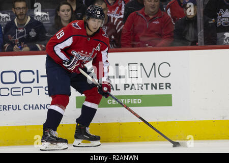 Washington, DC, Stati Uniti d'America. Xvii oct, 2018. Washington centro capitelli Nicklas Backstrom (19) cerca un passaggio durante il gioco tra il New York Rangers e capitelli di Washington al Capitol One arena di Washington il 17 ottobre 2018. Credito: Alex Edelman/ZUMA filo/Alamy Live News Foto Stock