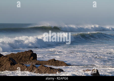 Cornwall, Regno Unito. 18 Nov 2018. Onde enormi rotolo in Bude in Cornovaglia creando perfette condizioni di surf.Credit:Keith Larby/Alamy Live News Foto Stock