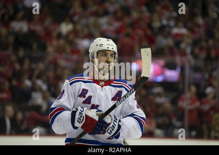 Washington, DC, Stati Uniti d'America. Xvii oct, 2018. New York Rangers ala sinistra Chris Kreider (20) guarda come egli attende una face-off durante il gioco tra il New York Rangers e capitelli di Washington al Capitol One arena di Washington il 17 ottobre 2018. Credito: Alex Edelman/ZUMA filo/Alamy Live News Foto Stock