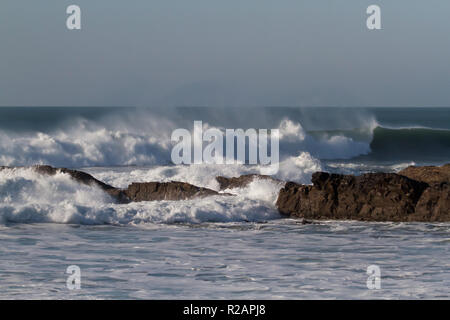 Cornwall, Regno Unito. 18 Nov 2018. Onde enormi rotolo in Bude in Cornovaglia creando perfette condizioni di surf.Credit:Keith Larby/Alamy Live News Foto Stock