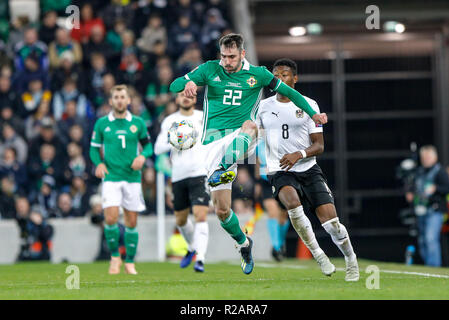 Windsor Park, Belfast, Irlanda del Nord. Xviii Nov, 2018. La UEFA Nazioni League Football, Irlanda del Nord contro Austria; Michael Smith (Irlanda del Nord) cancella la sfera contro David Alaba (Austria) Credito: Azione Sport Plus/Alamy Live News Foto Stock