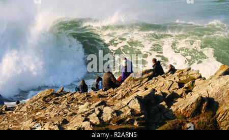 Cornwall, Regno Unito. 18 Nov 2018. Regno Unito Meteo la grande ondata noto come Cribbar o Widowmaker attira grandi folle di turisti per la capezzagna, generato dalla Atlantic bassa pressione sistema meteo responsabile per il recente Portugese Nazare big wave surf contest. No surfers ha tentato il Cribbar in questa occasione.XVIII Novembre,2018 Robert Taylor/Alamy Live News. Newquay, Cornwall, Regno Unito. Credito: Robert Taylor/Alamy Live News Foto Stock