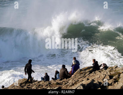 Cornwall, Regno Unito. 18 Nov 2018. Regno Unito Meteo la grande ondata noto come Cribbar o Widowmaker attira grandi folle di turisti per la capezzagna, generato dalla Atlantic bassa pressione sistema meteo responsabile per il recente Portugese Nazare big wave surf contest. No surfers ha tentato il Cribbar in questa occasione.XVIII Novembre,2018 Robert Taylor/Alamy Live News. Newquay, Cornwall, Regno Unito. Credito: Robert Taylor/Alamy Live News Foto Stock