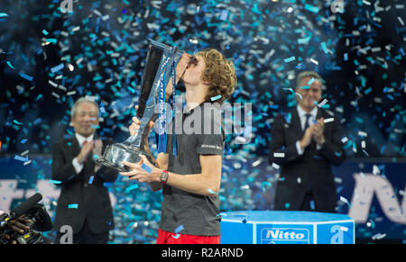 O2, Londra, Regno Unito. 18 Novembre, 2018. Alexander Zverev vince la mens partita finale nella retta fissa 6-4 6-3, battendo il mondo numero 1 Novak Djokovic. Immagine: Zverev con i vincitori del trofeo affiancato da Hideo Takasaki, Presidente e CEO di Nitto e Chris Kermode, presidente esecutivo e presidente di ATP. Credito: Malcolm Park/Alamy Live News. Foto Stock