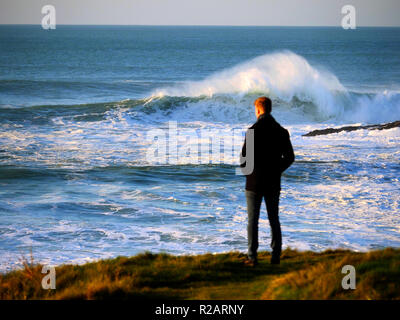 Cornwall, Regno Unito. 18 Nov 2018. Regno Unito Meteo la grande ondata noto come Cribbar o Widowmaker attira grandi folle di turisti per la capezzagna, generato dalla Atlantic bassa pressione sistema meteo responsabile per il recente Portugese Nazare big wave surf contest. No surfers ha tentato il Cribbar in questa occasione.XVIII Novembre,2018 Robert Taylor/Alamy Live News. Newquay, Cornwall, Regno Unito. Credito: Robert Taylor/Alamy Live News Foto Stock