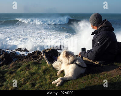 Cornwall, Regno Unito. 18 Nov 2018. Regno Unito Meteo la grande ondata noto come Cribbar o Widowmaker attira grandi folle di turisti per la capezzagna, generato dalla Atlantic bassa pressione sistema meteo responsabile per il recente Portugese Nazare big wave surf contest. No surfers ha tentato il Cribbar in questa occasione.XVIII Novembre,2018 Robert Taylor/Alamy Live News. Newquay, Cornwall, Regno Unito. Credito: Robert Taylor/Alamy Live News Foto Stock