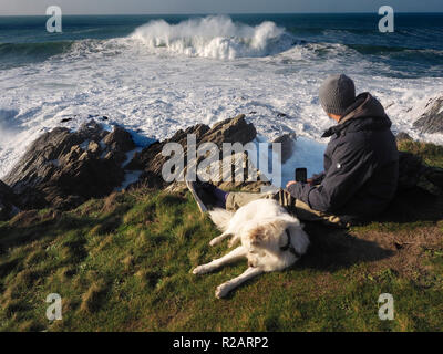 Cornwall, Regno Unito. 18 Nov 2018. Regno Unito Meteo la grande ondata noto come Cribbar o Widowmaker attira grandi folle di turisti per la capezzagna, generato dalla Atlantic bassa pressione sistema meteo responsabile per il recente Portugese Nazare big wave surf contest. No surfers ha tentato il Cribbar in questa occasione.XVIII Novembre,2018 Robert Taylor/Alamy Live News. Newquay, Cornwall, Regno Unito. Credito: Robert Taylor/Alamy Live News Foto Stock