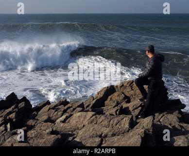 Cornwall, Regno Unito. 18 Nov 2018. Regno Unito Meteo la grande ondata noto come Cribbar o Widowmaker attira grandi folle di turisti per la capezzagna, generato dalla Atlantic bassa pressione sistema meteo responsabile per il recente Portugese Nazare big wave surf contest. No surfers ha tentato il Cribbar in questa occasione.XVIII Novembre,2018 Robert Taylor/Alamy Live News. Newquay, Cornwall, Regno Unito. Credito: Robert Taylor/Alamy Live News Foto Stock