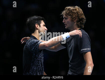 Londra, Regno Unito. Il 18 novembre 2018. Nitto tennis ATP Finals; Novak Djokovic (SRB) si congratula con Alexander Zverev (GER) su diventando 2018 Nitto ATP Finals sceglie il campione Credit: Azione Plus immagini di sport/Alamy Live News Foto Stock