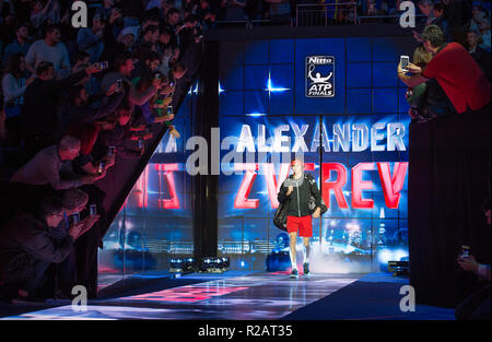 O2, Londra, Regno Unito. 18 Novembre, 2018. Mens partita finale. Alexander Zverev (GER) in arrivo sul Centre Court per la sua partita con Novak Djokovic (SRB). Credito: Malcolm Park/Alamy Live News. Foto Stock