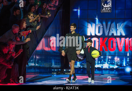 O2, Londra, Regno Unito. 18 Novembre, 2018. Mens partita finale. Mondo numero 1 Novak Djokovic (SRB) in arrivo sul Centre Court per la sua partita con Alexander Zverev (GER). Credito: Malcolm Park/Alamy Live News. Foto Stock