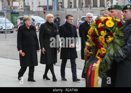 Berlino, Germania. 18 Nov 2018. Il Presidente francese Emmanuel Macron (3 L), il Cancelliere tedesco Angela Merkel (1L) e Presidente tedesco Frank-Walter Steinmeier (4 L) frequentano una ghirlanda-posa cerimonia al Neue Wache memorial a Berlino, la capitale della Germania, nov. 18, 2018. La visita del Presidente francese Emmanuel Macron domenica indirizzato il legislatore tedesco, chiamando per l apertura di un nuovo capitolo per l'Europa e la creazione di più integrata e più forte e indipendente. Foto Stock