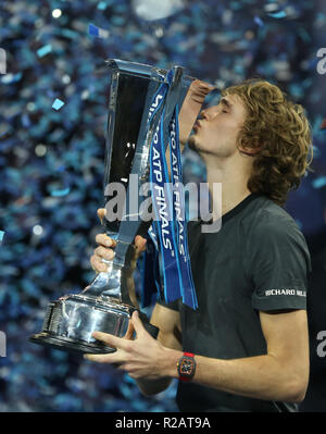 Londra, Regno Unito. Novembre 18, 2018. Alexander Zverev (GER) vincitore della Nitto finale di ATP durante il giorno otto uomini singoli - finale di Nitto ATP World Tour Finals giocato all'O2 Arena di Londra il 18 novembre 2018. Azione di Credito Foto Sport Credit: Azione Foto Sport/Alamy Live News Foto Stock