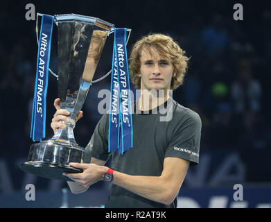 Londra, Regno Unito. Novembre 18, 2018. Alexander Zverev (GER) vincitore della Nitto finale di ATP durante il giorno otto uomini singoli - finale di Nitto ATP World Tour Finals giocato all'O2 Arena di Londra il 18 novembre 2018. Azione di Credito Foto Sport Credit: Azione Foto Sport/Alamy Live News Foto Stock