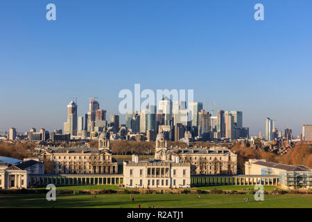 Il parco di Greenwich, Londra, Regno Unito, 18 Nov 2018. La gente di stand e guardare il tramonto dal generale Wolfe statua, con viste panoramiche dalla cima della collina verso Canary Wharf. Foto Stock