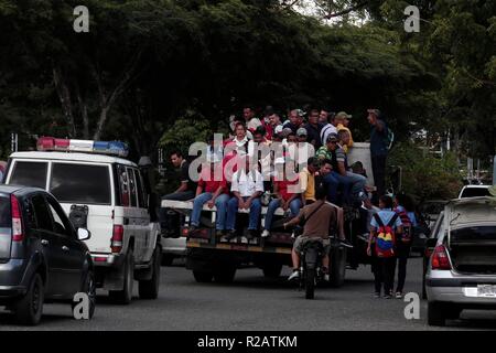 Valencia, Carabobo, Venezuela. 5 Novembre, 2018. Novembre 05, 2018. Non è la carovana di migranti verso gli Stati Uniti, è il sistema di trasporto che vengono utilizzati ogni giorno in Venezuela. Dopo 20 anni di governo di sinistra. A Valencia in Venezuela. Foto: Juan Carlos Hernandez Credito: Juan Carlos Hernandez/ZUMA filo/Alamy Live News Foto Stock