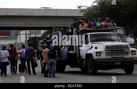 Valencia, Carabobo, Venezuela. 5 Novembre, 2018. Novembre 05, 2018. Non è la carovana di migranti verso gli Stati Uniti, è il sistema di trasporto che vengono utilizzati ogni giorno in Venezuela. Dopo 20 anni di governo di sinistra. A Valencia in Venezuela. Foto: Juan Carlos Hernandez Credito: Juan Carlos Hernandez/ZUMA filo/Alamy Live News Foto Stock