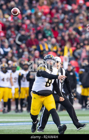 Ottawa, Canada. Xviii Nov, 2018. Hamilton Tiger-Cats quarterback Masoli Geremia (8) lancia la palla durante il CFL Eastern Division finale tra Hamilton e Tiger-Cats Redblacks Ottawa a TD Place Stadium di Ottawa in Canada. Daniel Lea/CSM/Alamy Live News Foto Stock